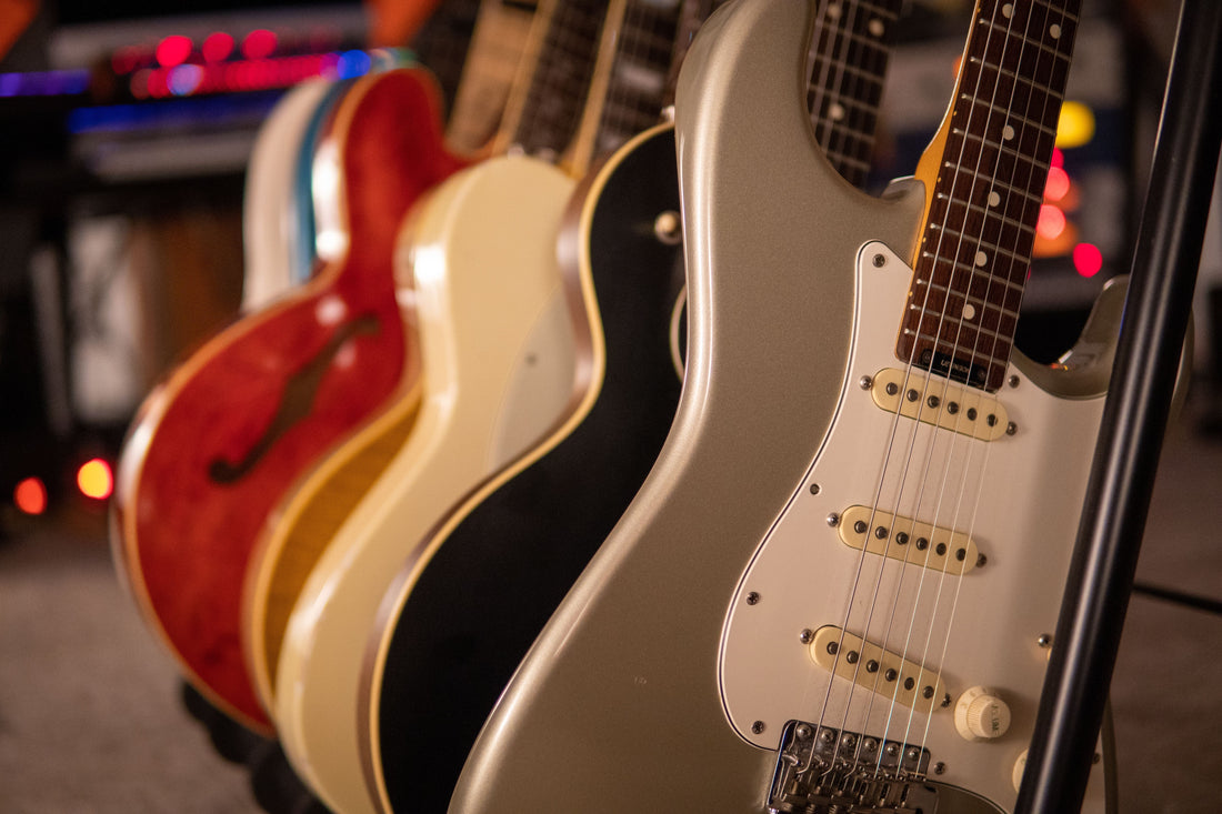 Guitar Điện Hay Guitar Acoustic - Người Mới Nên Chọn Loại Nào?