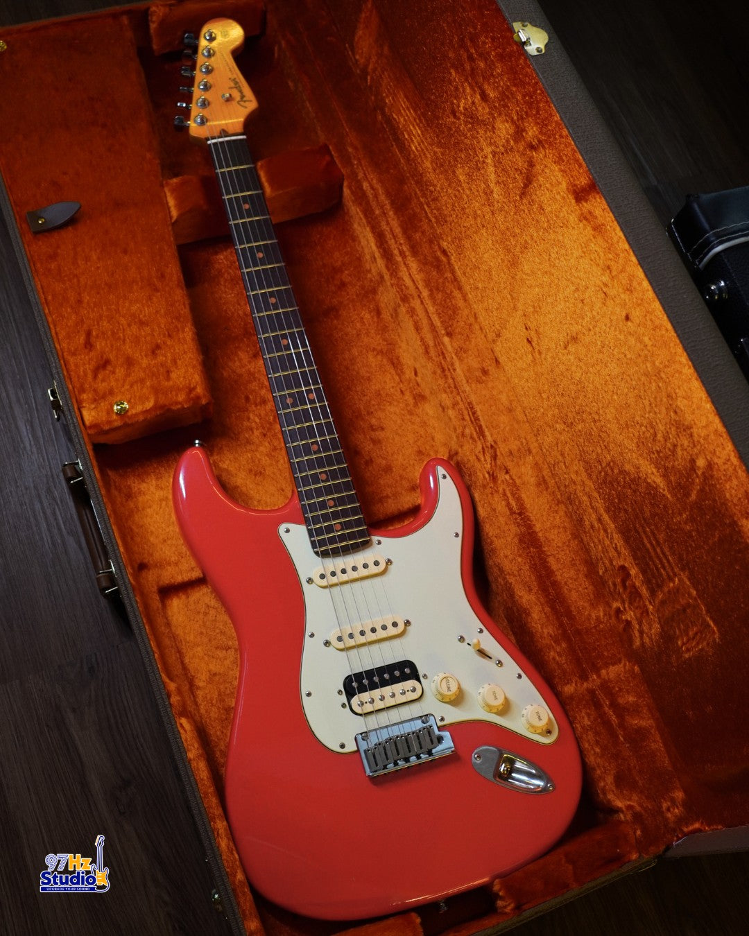 Thân đàn Fender American Ultra Stratocaster HSS Fiesta Red