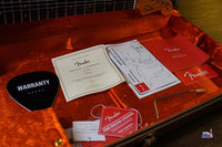 Giấy chứng nhận và phụ kiện kèm Fender American Ultra Stratocaster HSS