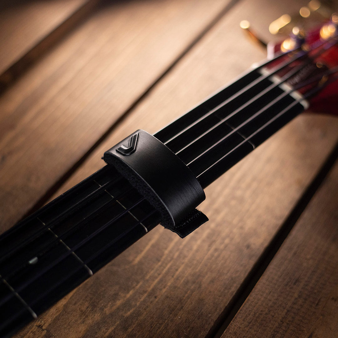 FretWraps Stealth Edition đeo trên cần đàn guitar
